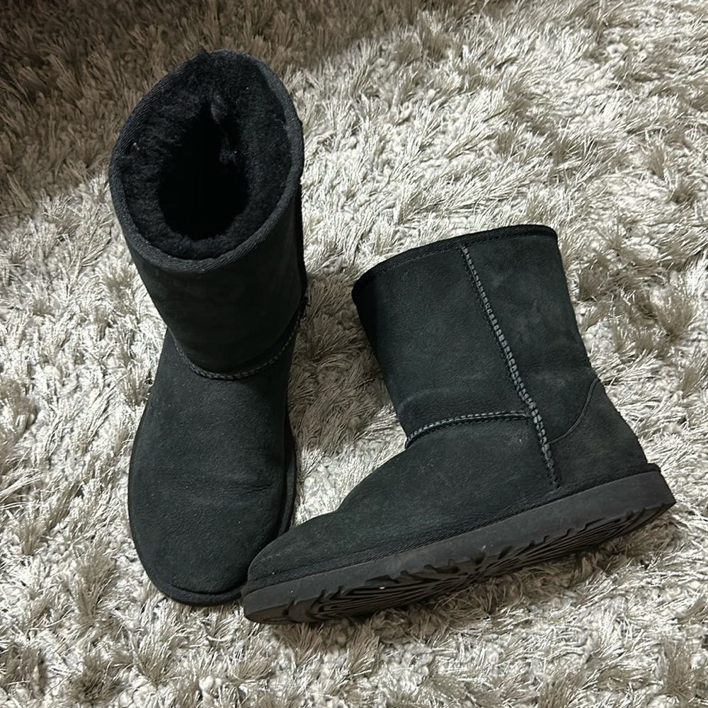 Ugg Classic Short black. Kid size 4=adult size 6